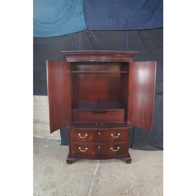 1990s Thomasville 18th Century Flame Mahogany Bow Front Clothing Armoire Linen Press For Sale - Image 15 of 16