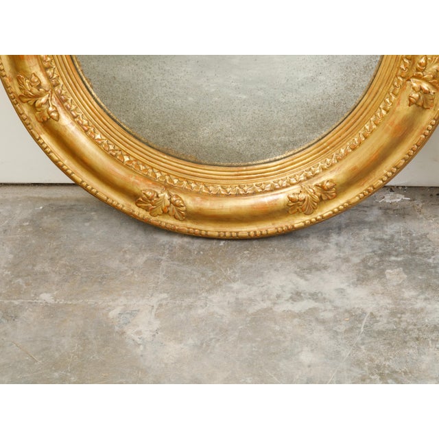 Gold Pair of English Giltwood 1940s Round Convex Mirrors with Carved Oak Leaves For Sale - Image 8 of 11