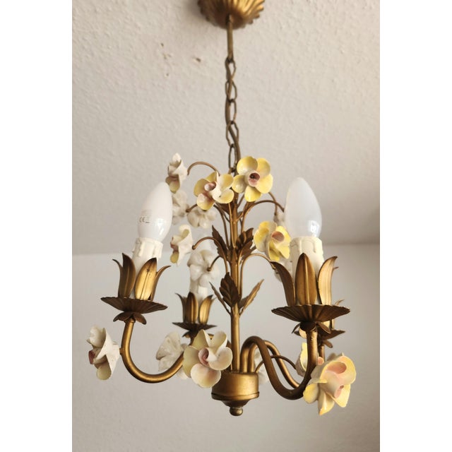 Baroque Vintage Shabby Chic Florentine Pendant Lamp Four-Armed with Gold-Tone Porcelain Roses, 1960s For Sale - Image 3 of 18