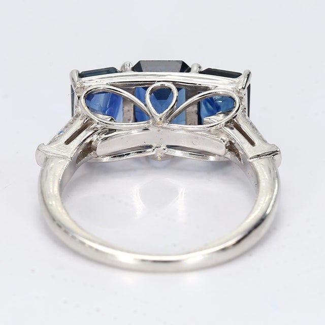 Late 20th Century Platinum Three Stone Ring With Blue Emerald Cut Sapphire & Diamonds - Size 5.75 For Sale - Image 4 of 5