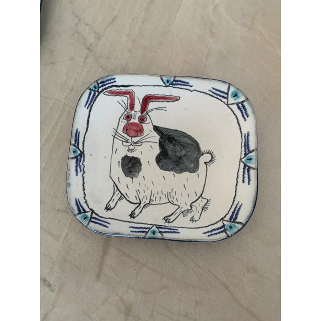 Late 20th Century Suki Diamond-Signed Stoneware Wall Plates Featuring Farm Animals, Set of 6 For Sale In Los Angeles - Image 6 of 10