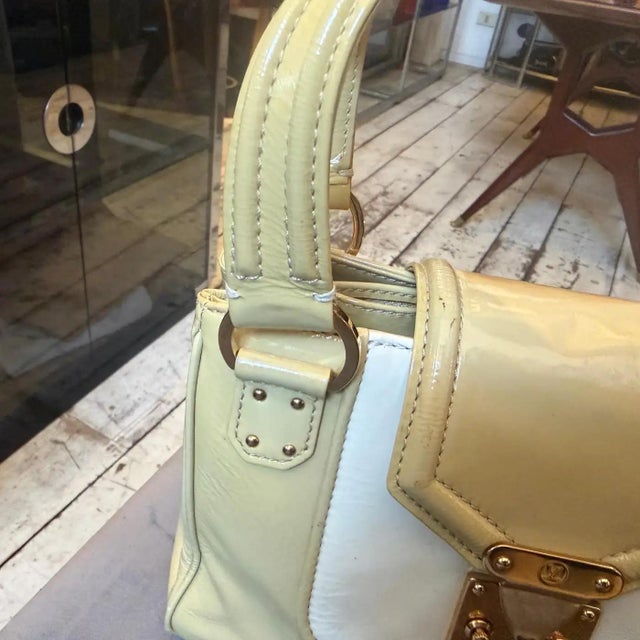 Louis Vuitton A Vintage Louis Vuitton Beige and White Leather Cruise Hand-Bag For Sale - Image 4 of 18