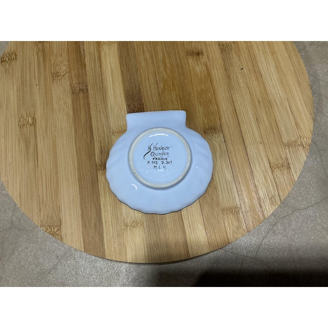 Henriot Quimper Vintage French Hb Henriot Quimper Faience Shell Dish & Matching Massilly Tin Set For Sale - Image 4 of 13