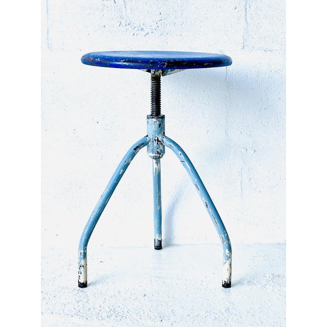 This blue industrial stool unfortunately doesn't rotate (non-functional screw), it has several dents on the frame and...