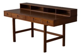 Example of Partner Desks