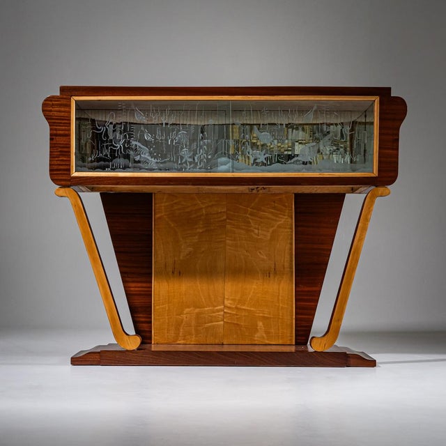 Mid-century Italian design bar in trapezoidal form with an elegantly constructed base and back panel, veneered in two-tone...