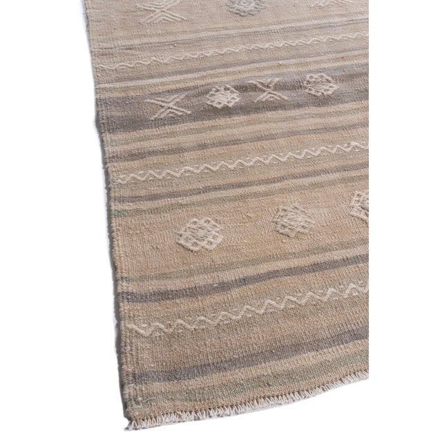 1940s Vintage Circa 1940 Tan Turkish Kilim Flatweave Rug 5ft 5in X 10ft 8in For Sale - Image 5 of 11