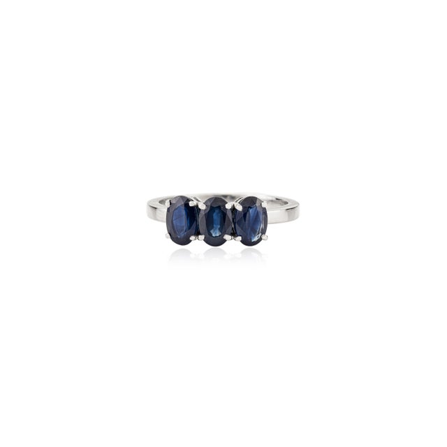 Modern 2 Carat Oval Cut Deep Blue Sapphire Three Stone Ring in 14k White Gold Size 6.5 For Sale - Image 4 of 15