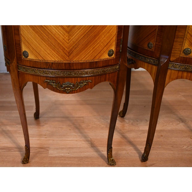 Wood 1930s French Louis XV Satinwood & Marble Top Pair Nightstands / Bedside Tables For Sale - Image 7 of 10
