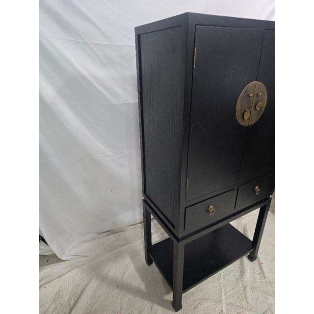 Wood Mid 20th Century Asian Black Lacquer Cabinet W/ Brass Medallion Hardware – Chinoiserie Bar Cabinet For Sale - Image 7 of 7