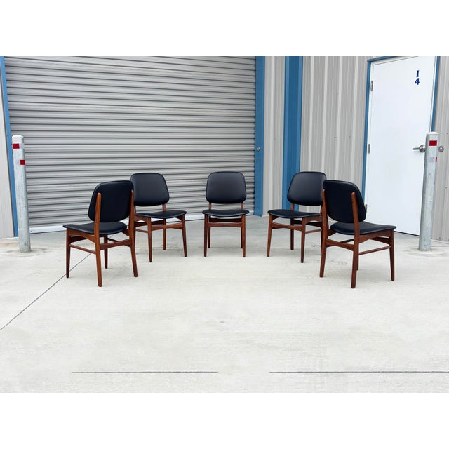 1960s Set of 6 Refinished Danish Modern Teak & Black Vinyl Dining Chairs- Set of 6 For Sale - Image 4 of 15