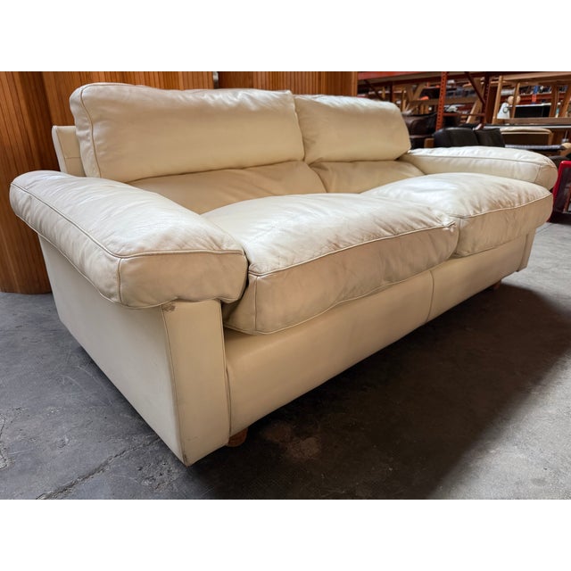 Cream Leather Sofa by Tito Agnoli for Poltrona Frau, 1980s For Sale - Image 9 of 9