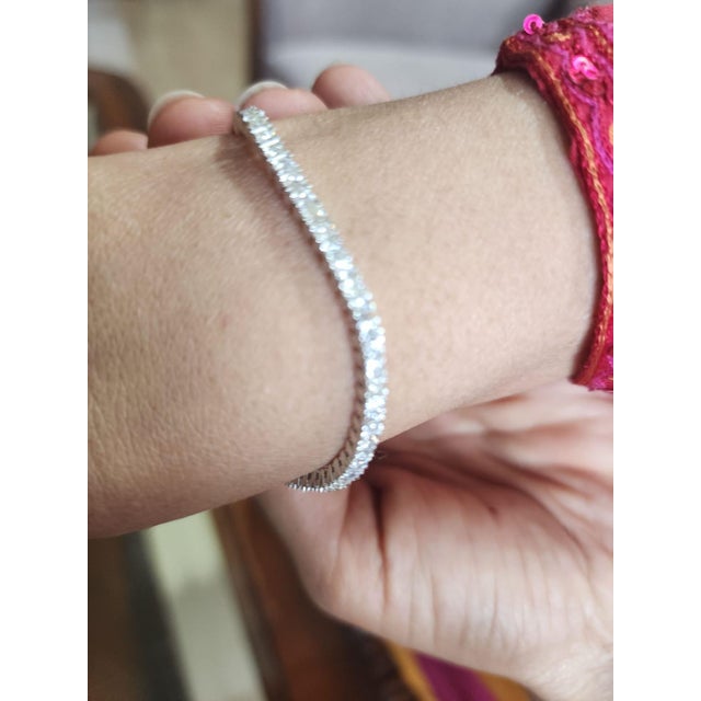 2020s New 3.70ct Diamond Tennis Bracelet in 18k Gold For Sale - Image 5 of 8
