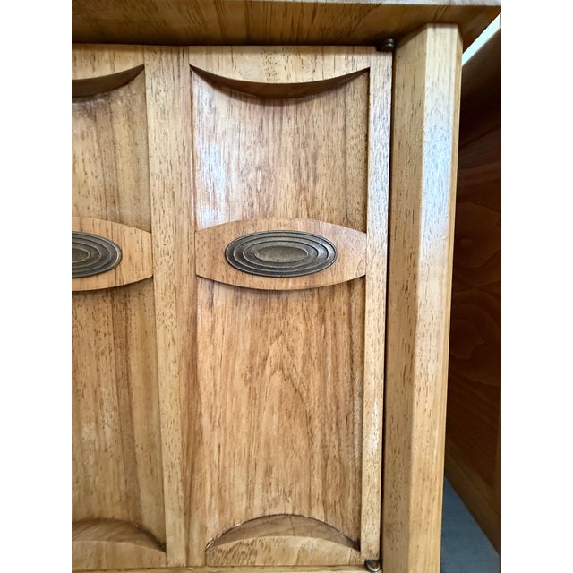 Pair of Midcentury Modern Sculpted Walnut Side Tables/Nightstands by Heritage For Sale - Image 11 of 12