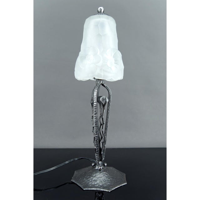 Modern Art Deco Wrought Iron Lamp with Tulip Shade from Verrerie Dart Degué, France, 1930s For Sale - Image 3 of 17