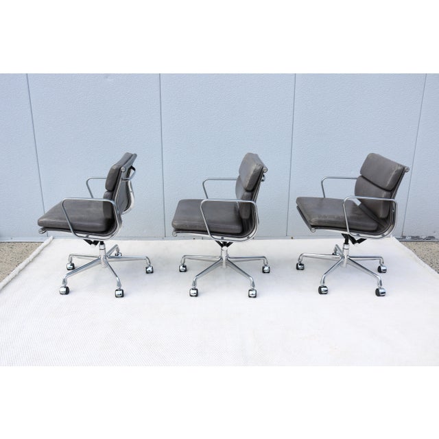 Mid-Century Distressed Gray Leather Eames Soft Pad Management Chair by Herman Miller For Sale - Image 12 of 18