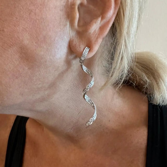 Metal Mid 20th Century Harry Winston Diamond Twisted Long Hanging Drop Platinum Earrings, A Pair For Sale - Image 7 of 14