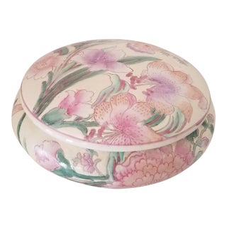 Vintage 1960s Blank Macau Empire Collection Hand Painted Porcelain Chinese Export Covered Decorative Bowl For Sale