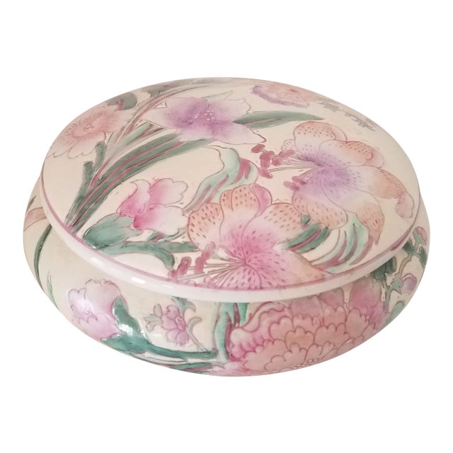 Vintage 1960s Blank Macau Empire Collection Hand Painted Porcelain Chinese Export Covered Decorative Bowl For Sale