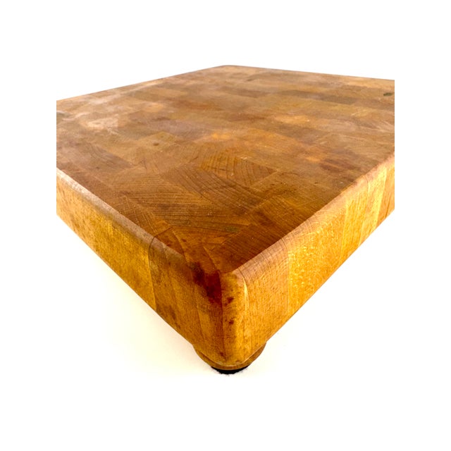 Vintage Mid Century e.l. Bruce End-Grain Footed Butcher Block, Memphis For Sale - Image 9 of 10