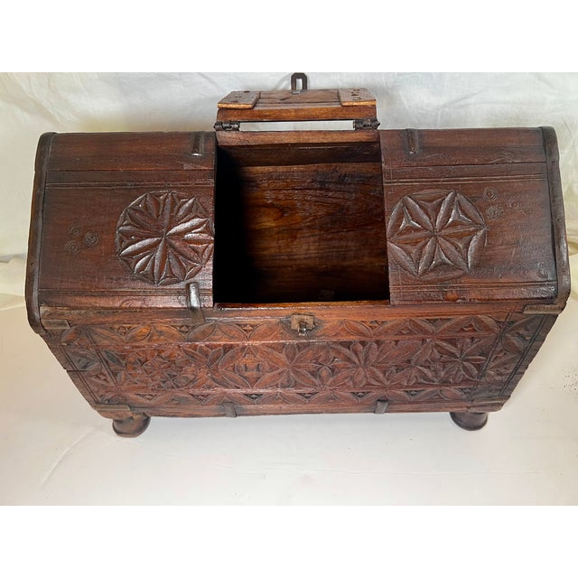 Rare and fascinating wooden dowry box, entirely carved with archaic propitiatory motifs. It comes from the Indian region...