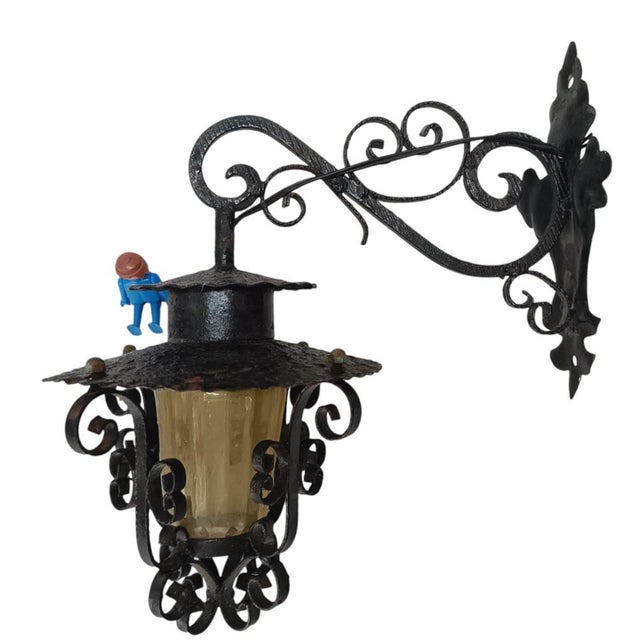 Forging Wall Light in Wrought Iron, in Good conditions. Designed 1920 to 1949 Up to 250V (Europe/UK Standard).The wiring...