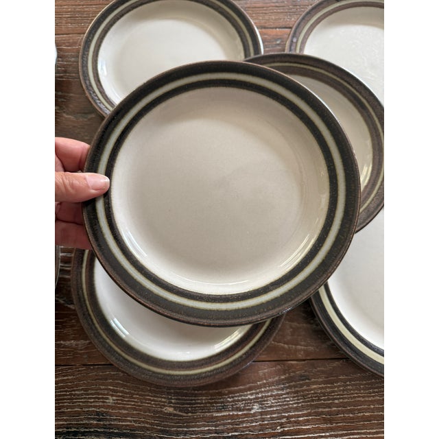 Arabia 1960s Arabia Finland Karelia 7.75 Inch Stoneware Plates Brown Rim Vintage Dinnerware - Set of 8 For Sale - Image 4 of 9