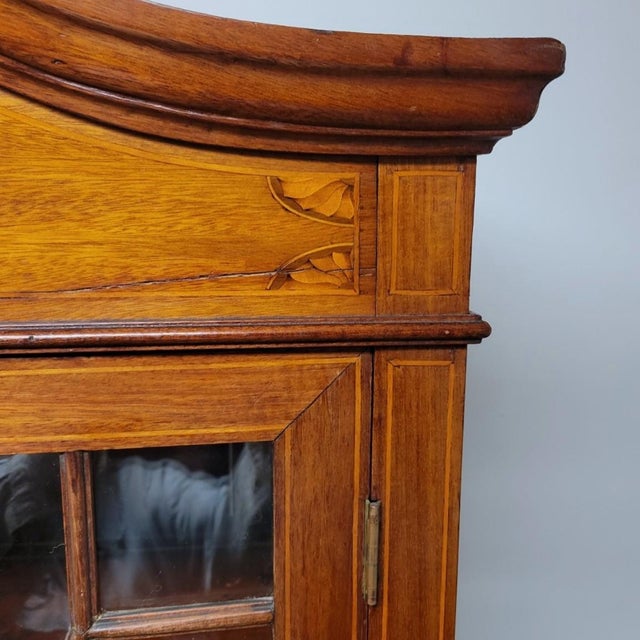 1900 - 1909 English Sheraton Revival Three-Sided Glass China Cabinet, Circa 1900–1920 For Sale - Image 5 of 11