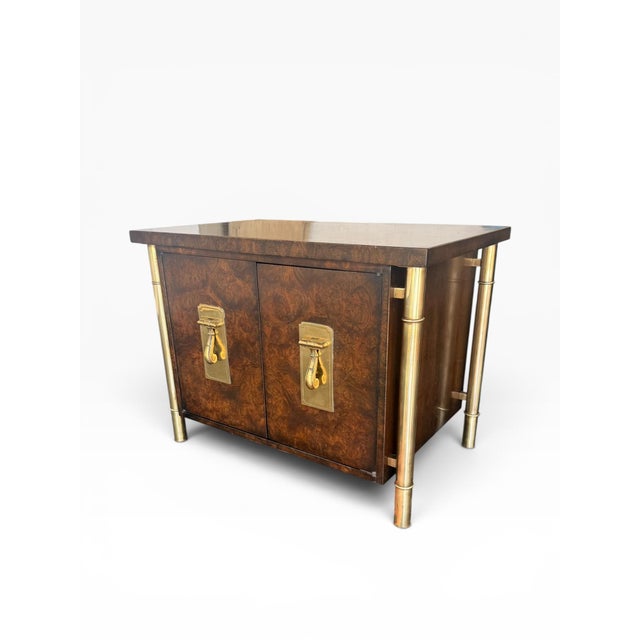 Wood 1970s Attributed to Mastercraft Hollywood Regency Burl Wood & Satin Brass Side Cabinets / Nightstands – A Pair For Sale - Image 7 of 15