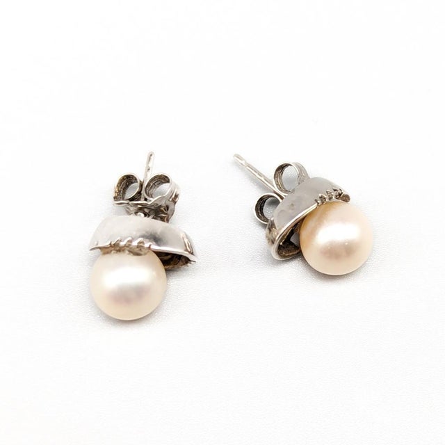 Earring, Gold, 18K, 4.14g, Length: 12mm, Width: 10mm, Good condition. 6 diamonds of 0.03 ct This piece has an attribution...