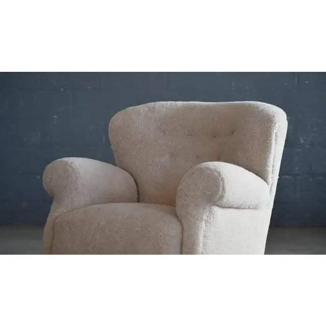 1940s Fritz Hansen Model 1518 Large Size Club Chair in Beige Lambswool Tufted Backrest For Sale In New York - Image 6 of 11