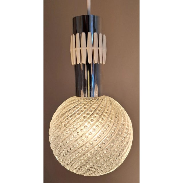 1970s Vintage 5-Flame Cascade Lamp with Cream-Colored Plastic Frame and Clear Relief Glass Shades with Chrome-Plated Metal Cover, 1970s For Sale - Image 5 of 7