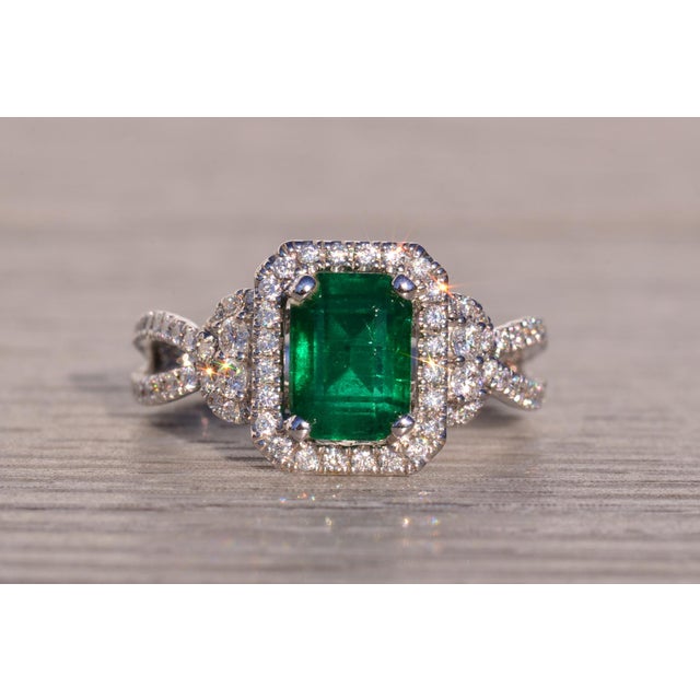 The 74th Avenue: Emerald and Diamond Ring in White Gold For Sale - Image 4 of 11