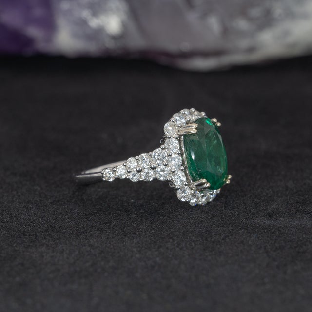3Ct Dazzling Emerald Ring With Earth Mined Diamonds: Solid 14k Gold, Oval 11x9mm, Size 6.75 For Sale In Columbus - Image 6 of 8