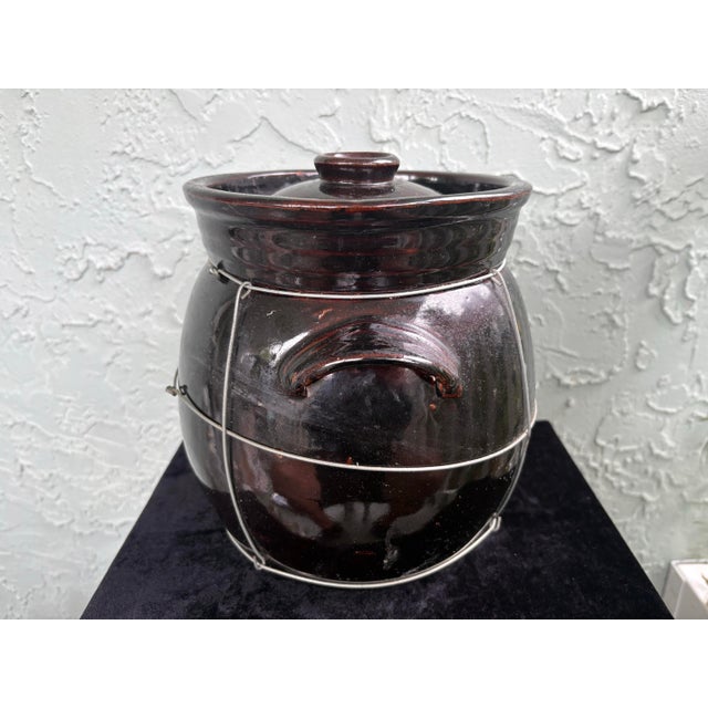 Vintage Dark Brown Stoneware Bean Pot With Lid and Wire Carrier, C. 1940s–1950s For Sale In Orlando - Image 6 of 11