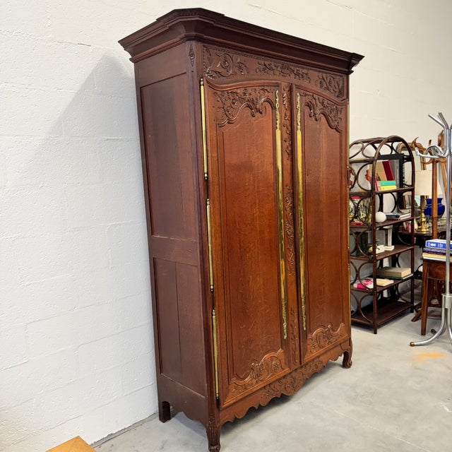 Large French Provençal Country Wardrobe in Carved Oak, 17th Century For Sale - Image 5 of 18