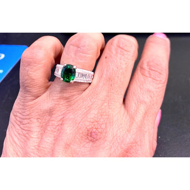 Early 20th Century 1.8 Carat Oval Tsavorite and 1.5 Carat Diamond in 14 Karat Gold Ring Estate For Sale - Image 5 of 18