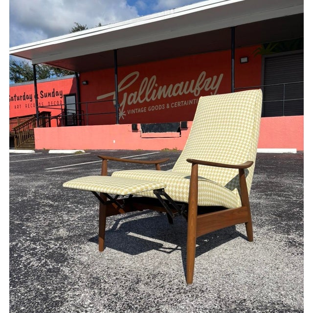 White Restored Mid Century Milo Baughman for James Inc Recliner For Sale - Image 8 of 10