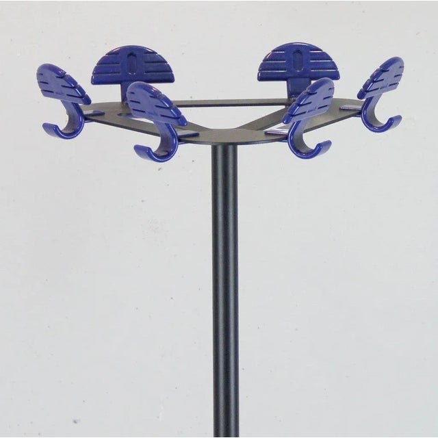 - Coat rack with hooks in hard blue plastic - Upright made of black lacquered metal - Stands on a black rubber base -...