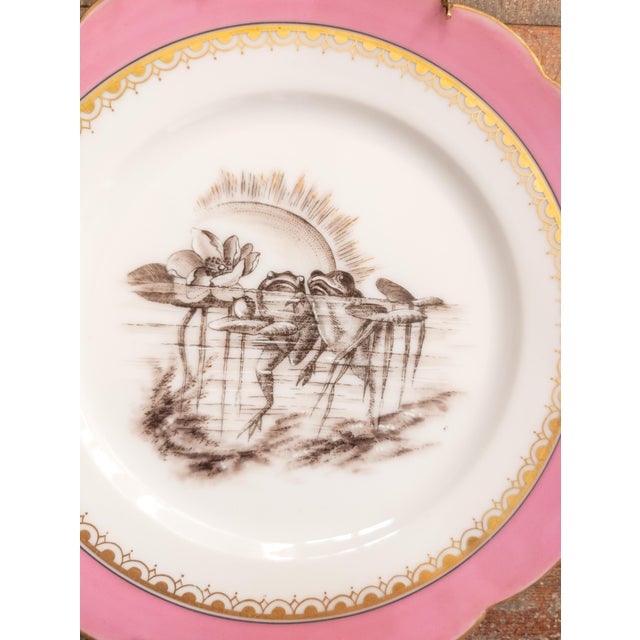 19th Century Pair of French Decorative Wall Plates With Pink and Gold Grisaille Decoration For Sale - Image 4 of 10