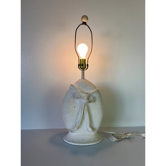 Hollywood Regency Vintage Ribbon Design Plaster Table Lamp For Sale - Image 3 of 12