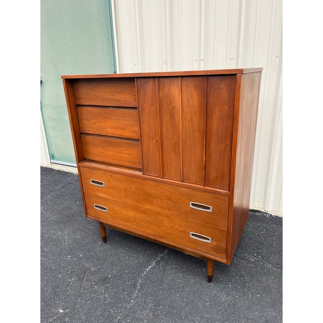 A stunning piece of mid-century modern furniture by Hooker in their Mainline furniture collection. Sought after by...