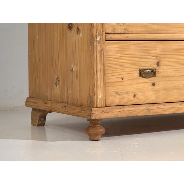 Antique French Provençal style chest of drawers (c.1920) Dimensions: Length: 126 cm Depth: 61 cm Height: 101 cm Style:...