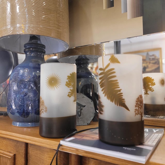 Pair of table lamps, bent and acid-etched glass, signed F.J., 1970s – France Material: Bent and frosted glass Period:...