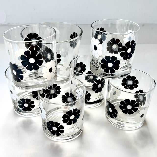 1960s 1960s Mod Daisy Mid-Century Cocktail Glasses & Matching Ice Bucket - Set of 7 For Sale - Image 5 of 9