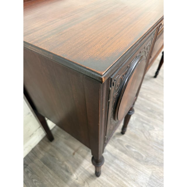 Early 20th Century Antique Edwardian Sheraton Revival or Federal Flame Mahogany Sideboard For Sale - Image 5 of 18