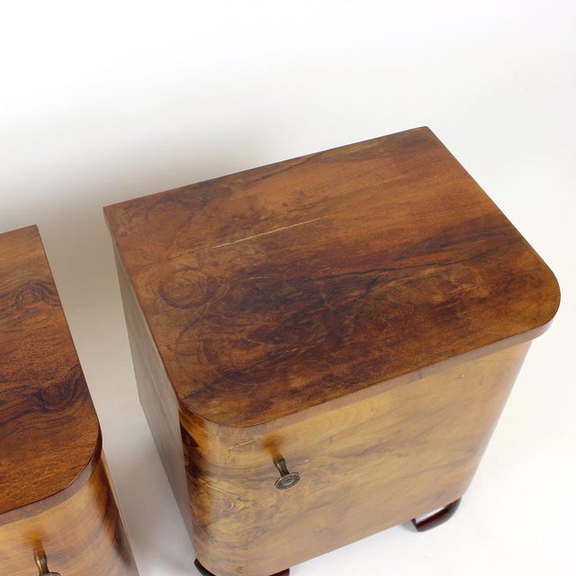 1930s Vintage Art Deco Bedside Tables in Walnut Veneer, Czechoslovakia, 1930s, Set of 2 For Sale - Image 5 of 17