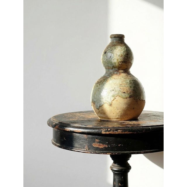 Very rare, a collector's item. Small double flask, sake carafe, in handcrafted Japanese Iga ceramic, sand-orange glaze...