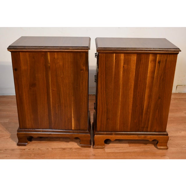 1930s Pair of English Chippendale Walnut Nightstands / Bedside Tables For Sale - Image 15 of 17