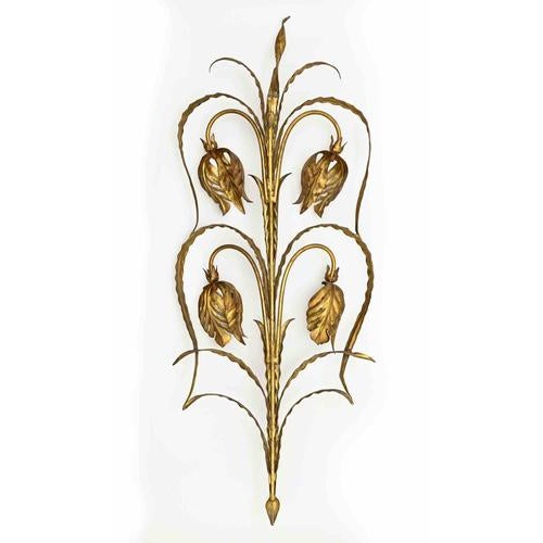 Beautiful wall sconce Hollywood Regency style, realized in the mid-20th Century in gilded metal. Very good condition. Up...